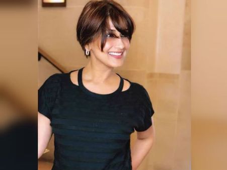 সোশ্যাল মিডিয়ায় ছবি পোস্ট করে কী বার্তা দিলেন সোনালী বেন্দ্রে