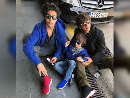 বার্সেলোনায় শাহরুখ ও ছেলেদের ছবি তুলে আবেগ ধরে রাখতে পারলেন না গৌরী, কী বললেন খান-ঘরণী জানেন