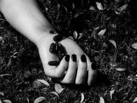 রাজধানীতে আত্মঘাতী বিমানসেবিকা, অভিযোগের আঙুল স্বামীর দিকে