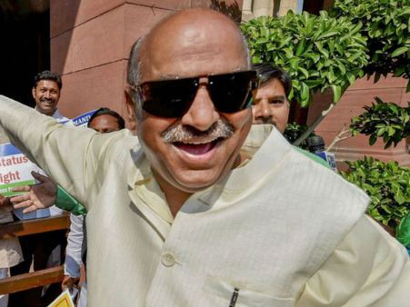 আস্থা ভোটের আগেই বিরোধী শিবিরে ফাটল, অভিমানী অনাস্থার নোটিশ দেওয়া চন্দ্রবাবুর দলেরই এই সাংসদ