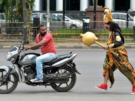 সাবধান! বেঙ্গালুরুর রাস্তায় যমরাজের হানা