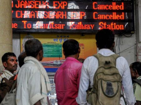 হোয়াটসঅ্যাপেই জানা যাবে ট্রেনের স্ট্যাটাস, ক্যানসেল করা যাবে টিকিটও, আরও যাত্রীবান্ধব ভারতীয় রেল