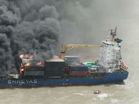 ভরা বর্ষায় ডুবছে এসএসএল কলকাতা, ব্যবস্থা উপকূলরক্ষীবাহিনীর