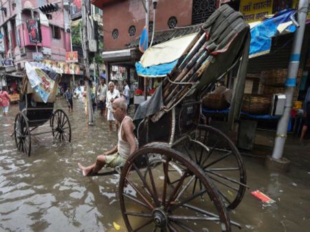 অঝোর বারি ধারা! জলমগ্ন কলকাতার বিভিন্ন এলাকা