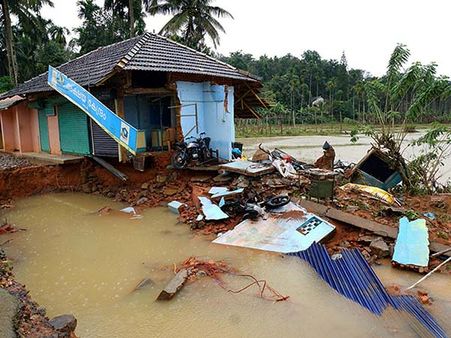 বন্যা বিধ্বস্ত কেরলে বাড়ছে মৃতের সংখ্যা, আজ বন্যা পরিদর্শনে নরেন্দ্র মোদী