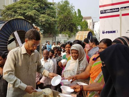 মানবতাই প্রথম, প্রতিদিনই প্রমাণ করছেন হায়দরাবাদের এই যুবক