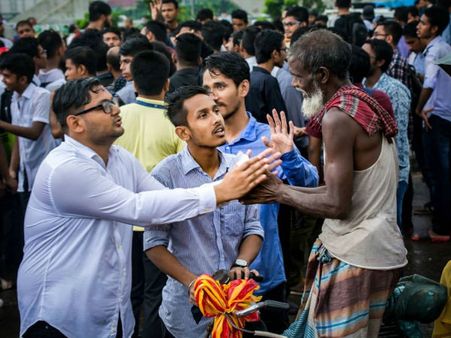 মিলেমিশে গেল পথ নিরাপত্তা ও কোটা সংরক্ষণ আন্দোলন, বাংলাদেশে জটিল হচ্ছে পরিস্থিতি