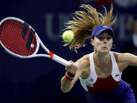 ইউএস ওপেনে কোর্টের মাঝে টি শার্ট বদলে বিতর্কে ফরাসি তারকা