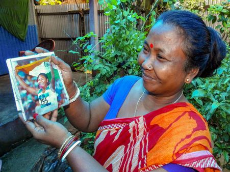 স্বপ্না-র সাফল্যে মা-এর আকুতি, সামনে এল অসাধারণ মা-এর অন্তরের ছবি, যা এই মুহূর্তে চর্চায়