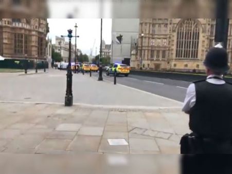 ব্রিটিশ পার্লামেন্টে ধাক্কা মারল গাড়ি! সন্ত্রাসবাদী হামলার সন্দেহ, গ্রেফতার চালক