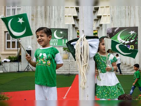 মেজাজে ভেদ নেই দুই দেশে, পালিত হল পাকিস্তানের ৭১ তম স্বাধীনতা দিবস, দেখুন তার ছবি