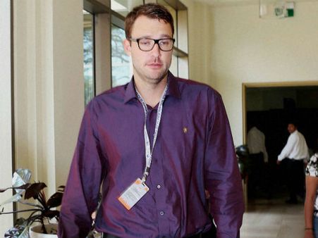 বিরাটের পরামর্শেই আরসিবি-এর হেড কোচের দায়িত্ব থেকে ছেঁটে ফেলা হল ভিত্তোরিকে