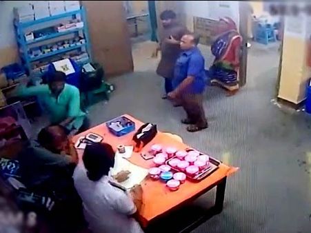 চিকিৎসককে মাটিতে ফেলে নির্মম মার! ভিডিওতে দেখুন হেমতাবাদ হাসপাতালের ঘটনা