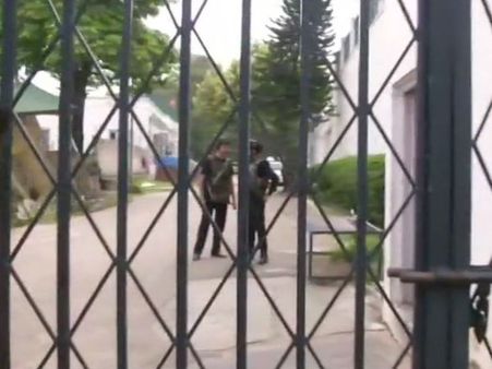 প্রাক্তন ও বর্তমান মুখ্যমন্ত্রীর ঠিকানায় দুই সন্দেহভাজন, নিরাপত্তারক্ষীর গুলিতে খতম ১