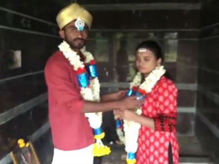 বিয়ের লাইভ স্ট্রিম ফেসবুকে! শখে নয়, বরং এর পেছনে চাপা আছে অনেক যন্ত্রনা