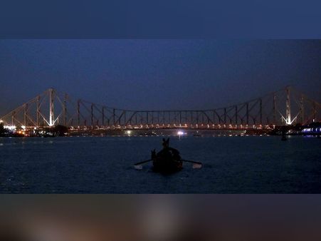 ফটোগ্রাফারদের জন্য সুখবর! হাওড়া ব্রিজে উঠতে চলেছে ব্রিটিশ আমলের নিষেধাজ্ঞা