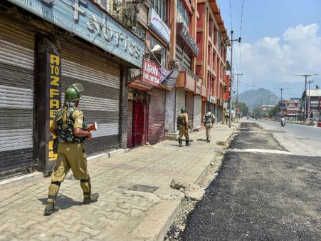 কাশ্মীরে চলছে ২ দিনের ধর্মঘট, ধারা ৩৫এ নিয়ে শুনানির বিরোধিতায় বিচ্ছিন্নতাবাদী থেকে মূলস্রোতও