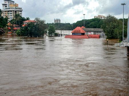 ভয়ানক বন্যায় বিধ্বস্ত কেরল, দুর্গতদের সাহায্যে এগিয়ে আসুন