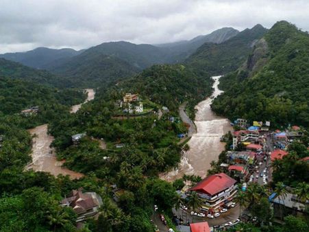 বন্ধ করে দেওয়া হল কোচি বিমানবন্দর! কেরালার বন্যায় মৃতের সংখ্যা বেড়ে দাঁড়াল ৪৭-এ