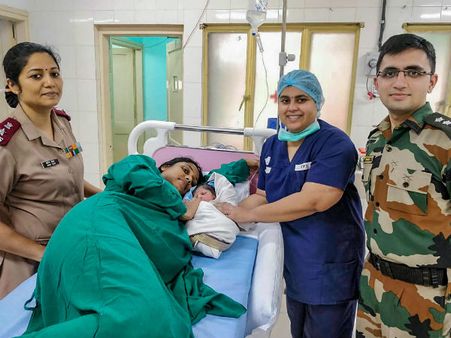 বন্যাদুর্গত কেরলে এয়ারলিফ্ট করে সন্তানসম্ভবা মাকে উদ্ধার, সেনার কীর্তির ভিডিও ভাইরাল