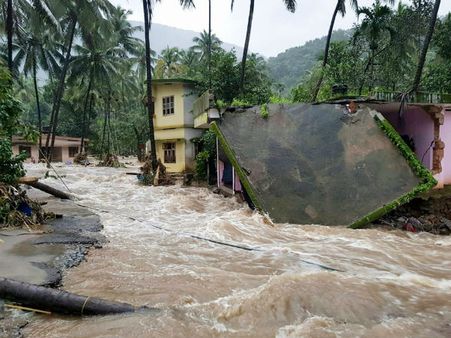 বীরসেনানিদের দুঃসাহসিক অভিযান কেরলে, সদ্যোজাতকে উদ্ধারের ভিডিও গায়ে কাঁটা দেয়