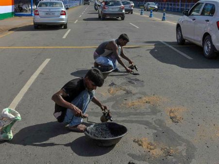 ঝাঁকুনিতে খুলে আসে হাড়-গোড় - মেয়রের গর্ব, দেশের সেরা রাস্তা এই শহরের