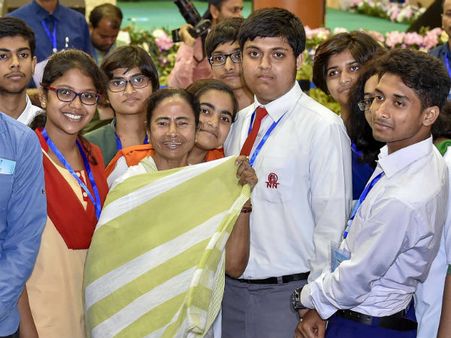 বদলে গেল মাধ্যমিকের মেধাতালিকা! স্ক্রুটনিতে নম্বর বাড়িয়ে পর্ষদকে ‘বার্তা’ পড়ুয়াদের