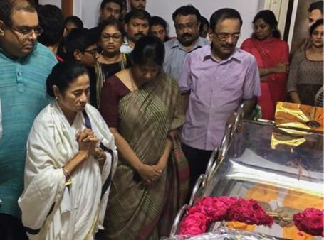 করুণানিধির মৃত্যুতে সমাধি নিয়ে রাজনীতি, সরকারের বিরুদ্ধে গর্জে উঠলেন মমতা