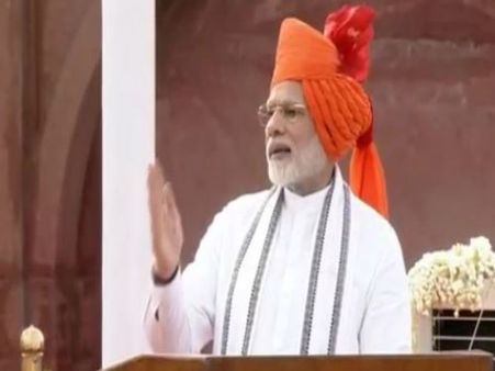 লালকেল্লা থেকে ২০১৩-র ইউপিএ-র সঙ্গে তুলনা! এগিয়ে তাঁর সরকার, দাবি মোদীর