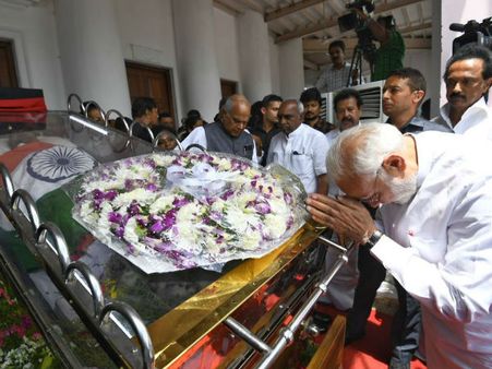 করুণানিধিকে শেষ শ্রদ্ধা জানালেন মোদী, তার আগে পরপর কয়েকটি টুইটে করলেন স্মৃতিচারণ