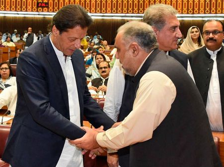 ক্ষমতা পরিবর্তন প্রক্রিয়া শুরু করলেন ইমরান, ঘনিষ্ঠ নেতাকে হলেন নয়া স্পিকার