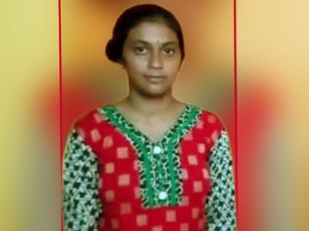 ক্যারাটের পাঞ্চে ঘায়েল ইভটিজার ! ছাত্রীকে স্বীকৃতি প্রধান শিক্ষিকার, ভিডিওয় দেখুন