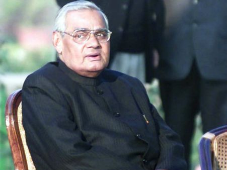 ভারতের প্রধানমন্ত্রী হিসাবে দুটি বিশেষ রেকর্ড গড়েছেন অটল বিহারী বাজপেয়ী