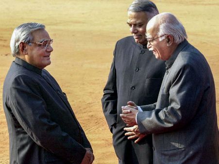 অটল বিহারীর প্রয়াণে সবচেয়ে কাছের বন্ধু লালকৃষ্ণ আডবাণী কী বললেন