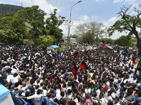 করুণানিধির শেষবিদায়ে চূড়ান্ত বিশৃঙ্খলা, পদপিষ্ট হয়ে মৃত ২, আহত ৩৩