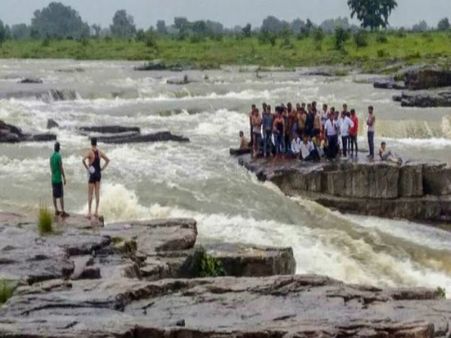 মধ্যপ্রদেশে পিকনিক চলাকালীন হড়পা বান! উদ্ধার কমপক্ষে ৪৫ জন, দেখুন ভিডিও