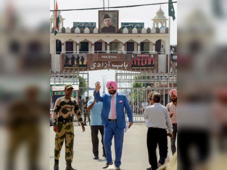 নোটবাতিলের সমালোচনা করলে দেশদ্রোহী, বাজওয়াকে আলিঙ্গন করলে কেন নয়, বিস্মিত শিবসেনা,