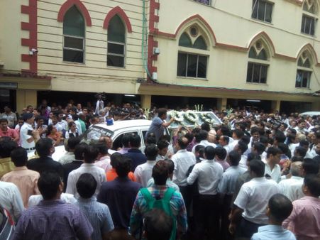 Live- সোমনাথ চট্টোপাধ্যায়কে শ্রদ্ধা জানাতে গিয়ে প্রত্যাখ্যাত বিমান, ইয়েচুরির মধ্যস্থতায় মিলল অনুমতি