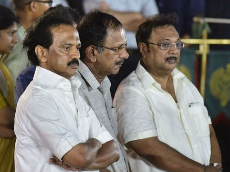 ভাঙনের ইঙ্গিত! বাবার মৃত্যুর পর এক সপ্তাহ না যেতেই ভাইকে চ্যালেঞ্জ আলাগিরির