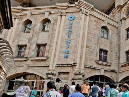 গ্রাহকদের জরিমানাতেই ব্যাঙ্কের রোজগার ৫০০০ কোটি, সবার আগে এসবিআই