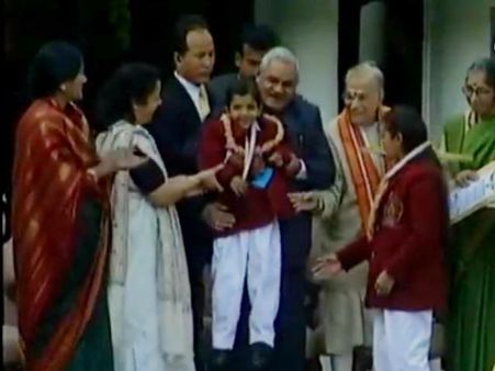 শিশুদের সঙ্গেও ছিলেন সাবলীল, ২০০৩ সালের এই ভিডিও অনেকেকেই নস্টালজিক করে তুলেছে