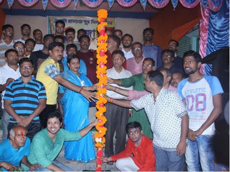 জলের উপর দিয়ে হাঁটবে মানুষ, দুর্গাপুজোয় এবার তাক লাগাতে কোমর বেঁধে নামল এলাচি মিলন সংঘ