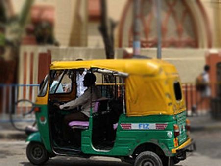 কলেজ যাওয়ার সময় তরুণীকে শ্লীলতাহানি, টেনে ৫০০ মিটার নিয়ে রাস্তায় ফেলল অটোচালক