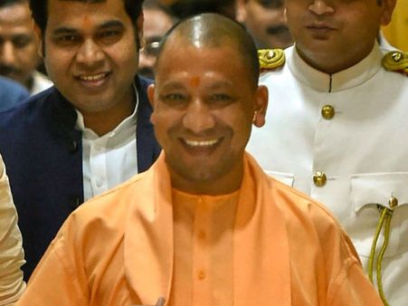 যোগীর রাজ্যে সাংবাদিকদের মুখ বন্ধের চেষ্টা, এল হোয়াটসঅ্যাপ গ্রুপ নথিভুক্ত করার বিতর্কিত নির্দেশ