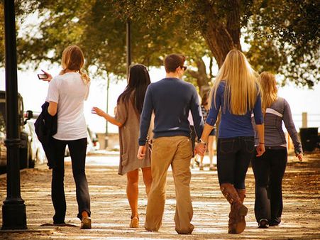 হাঁটবার ধরন দেখে ব্যক্তির চরিত্র জানা যায়! জেনে নিন মানুষ চেনবার উপায়