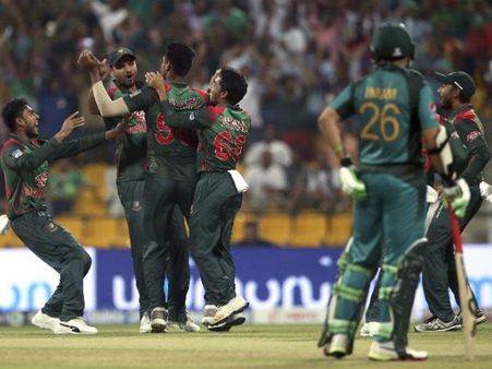 'বাঁচালে আল্লাহ! ভারতের হাতে পরপর তিন হারতে হল না' - টুইটারে পাক সমর্থকদের ব্যঙ্গের ঝড়