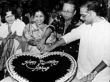 আর ডি বর্মনের প্রেমে কীভাবে পড়েছিলেন আশা! গায়িকার জন্মদিনে প্রেম জীবন ঘিরে কিছু তথ্য