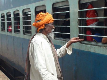 'সাহায্য করাতেই সবচেয়ে বেশি আনন্দ' - বন্যাত্রাণে ৫০০০ টাকা দান ক্যানসার আক্রান্ত ভিখারির
