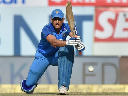 আচমকা অধিনায়কের দায়িত্ব ধোনির কাঁধে, তৈরি করে ফেললেন নয়া ইতিহাস