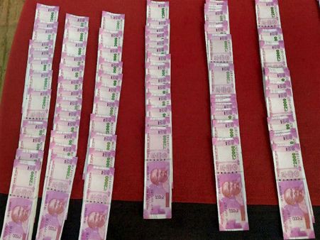 ২৫ হাজার টাকা দিলেই কড়কড়ে ১ লক্ষের নোট! লোভনীয় ‘অফার’ কাঁটাতারের ফাঁকে